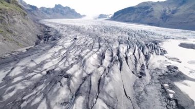 İzlanda 'daki İskandinavya Buzulu Uçağı' ndan. Yüksek kaliteli 4K video. İzlanda 'daki Vatnajokull Ulusal Parkı Buzulları