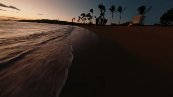 サンセットFpvハワイアンビーチのドローン ハワイ州カウアイ島のポイプビーチで撮影 美しい夕日の色 — ストック動画