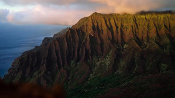 夏威夷日落的时间从夏威夷考艾岛的Na Pali海岸悬崖 太平洋上空美丽的落日 在索尼A7Iv上拍摄 — 图库视频影像