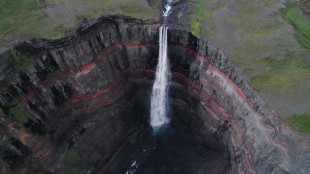 Aeronave Aérea Hengifoss Cachoeira Islândia — Vídeo de Stock