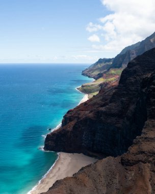 Hawaii, Kauai 'deki Na Pali Sahil Parkı. Yüksek kalite fotoğraf. Hawaii 'nin Na Pali sahil şeridinin 300 metrelik dik uçurumlarıyla güzel bir dağ arkası. Sony A7iv 'de helikopterden çekilmiş..