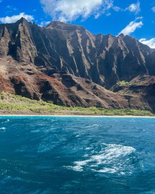 Hawaii, Kauai 'deki Na Pali Sahili Eyalet Parkı. Yüksek kalite fotoğraf. Hawaii 'nin Na Pali sahil şeridinin 300 metrelik dik uçurumlarıyla güzel bir dağ arkası..