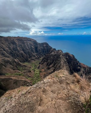 Hawaii, Kauai 'deki Na Pali Sahili Eyalet Parkı. Yüksek kalite fotoğraf. Hawaii 'nin Na Pali sahil şeridinin 300 metrelik dik uçurumlarıyla güzel bir dağ arkası..