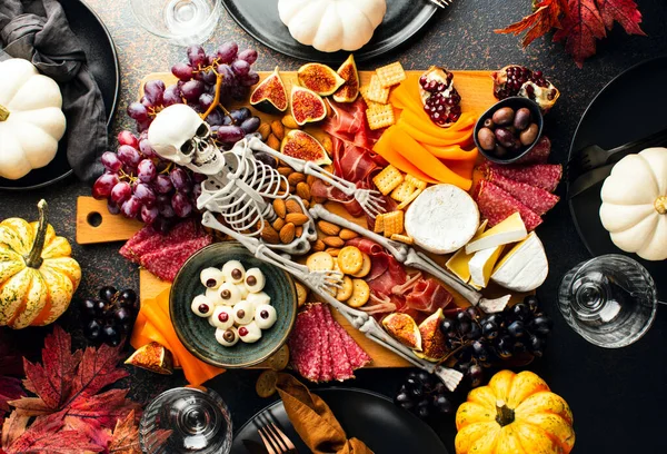 Table Noire Halloween Avec Plateau Fromage Décoré Squelette Effrayant Citrouilles — Photo