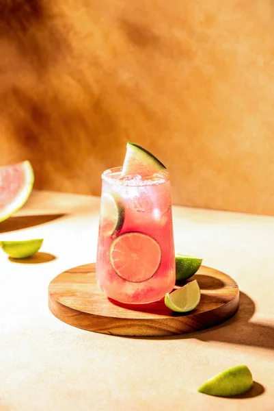 Vattenmelon Vodka Limeade Rosa Sommar Lång Dryck Svalare Koncept Framsidan — Stockfoto