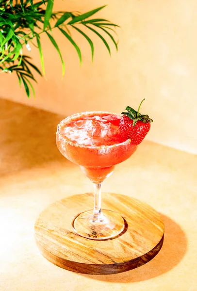 草莓玛嘉莉塔鸡尾酒 夏季酒精饮料配方概念 — 图库照片
