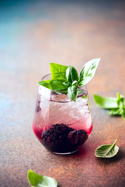 Bramble Likör Und Gin Alkohol Cocktail Garniert Mit Frischen Basilikumblättern — Stockfoto