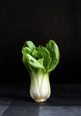 Koyu mutfak arka planında bok çukulatalı lahana manzarası