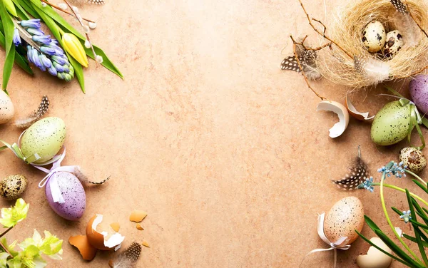 Paskalya arkaplanı bir karşılama metni ve bıldırcın yumurtalı küçük bir yuva ve bahar çiçekleri gibi çeşitli Paskalya dekorları için bir kopya alanı ile birlikte.