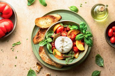 Burrata peynirli salata kasesi bruschetta ile servis edilir.
