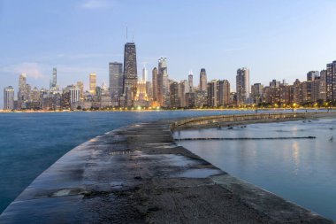 Chicago 'nun ikonik göl manzaralı mimarisi Kuzey Bulvarı Sahili' nden alacakaranlıkta görülüyor..