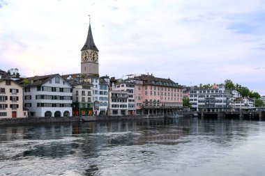 Geceleri Zürih 'teki Limmat nehir kıyısında tarihi mimari