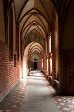 Ortaçağ şatosundaki açık hava ışığıyla aydınlatılan karanlık geçit.