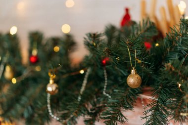 Noel ağacındaki balonlara yakın çekim. Arka planda Bokeh çelenkleri var. Noel konsepti