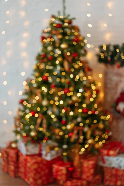 Oturma odasında parlayan ışıklar olan bir Noel ağacı, odak dışı, odaksız. metin için arkaplan.