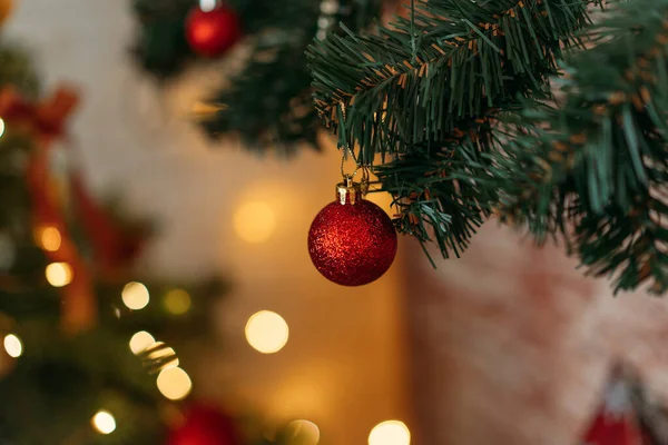 Noel ağacındaki balonlara yakın çekim. Arka planda Bokeh çelenkleri var. Noel konsepti