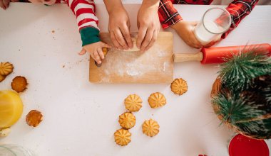 Çekici aile Noel için kurabiye pişiriyor, en tepeden el manzaralı.