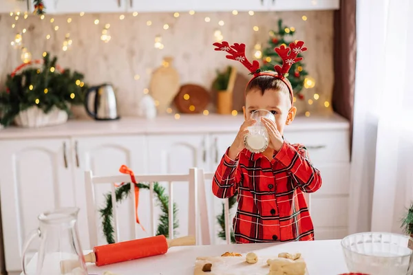 Очаровательный Мальчик Клетчатой Пижаме Пьющий Молоко Кухне Украшенной Рождество Концепция — стоковое фото