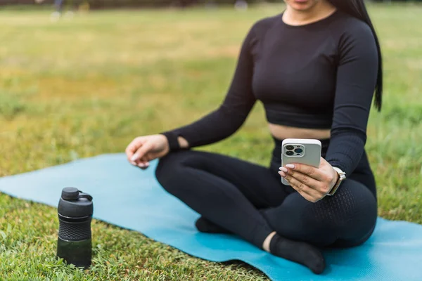 Flicka Som Hälsar Smartphone Meditation Online Yoga Klasser Den Friska Stockfoto
