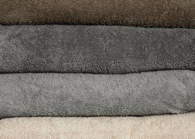 Yumuşak pastel havlular düzgünce istiflenmiş