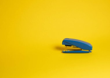 Sarı zemin üzerine mavi zımba.