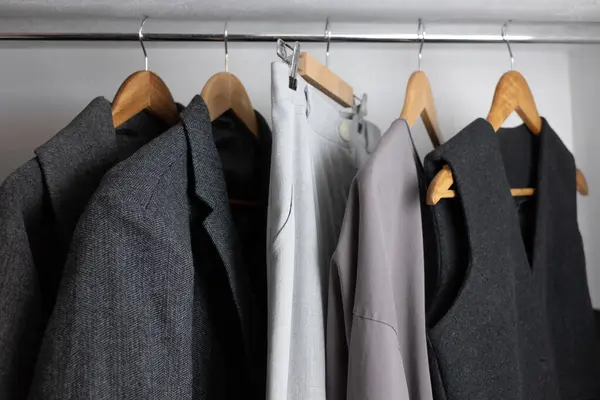 Gri elbiseli minimalist gardırop.