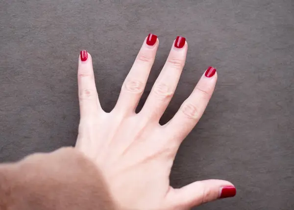 Aşırı büyümüş kırmızı jel manikür.