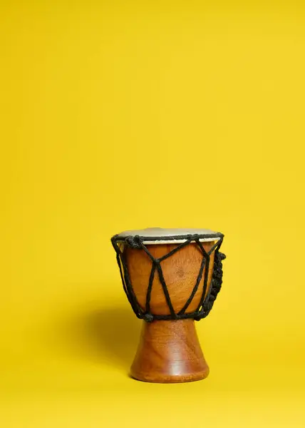 Sarı üzerine dekoratif djembe davul