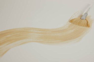 Beyaz yüzeyde fırçalama maskesi