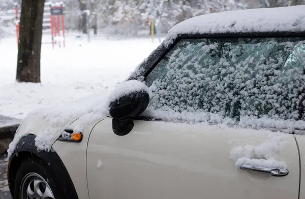 Araba İlk Islak Kar Altında