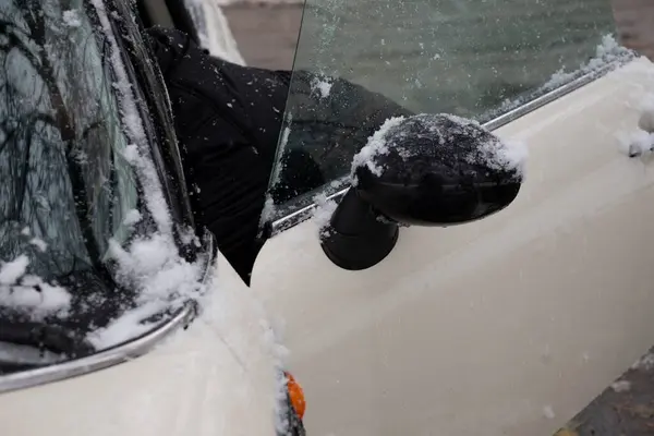 Karlı bir günde Açık Kapılı Araba