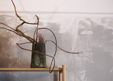 Rafta kuru dalları olan vazo.