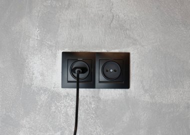 Kablosu bağlı iki siyah soket.