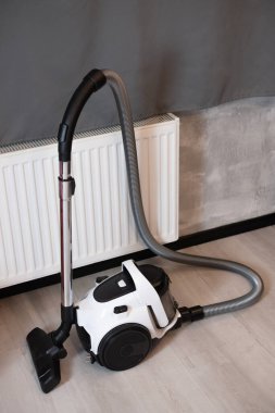 Elektrikli süpürge odada duruyor.