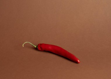 Kahverengi arkaplanda baharatlı kırmızı biber