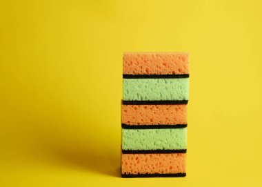 Sarıyı temizlemek için çeşitli süngerler.