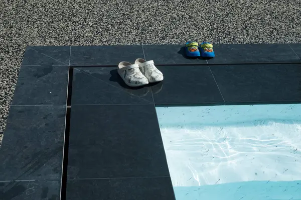 Plastik terlikler yüzme havuzunun yanında