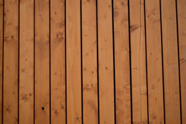 Modern tahta yüzey duvarlar için ahşap paneller, ön cephe kaplaması için dikey levhalar içerir.