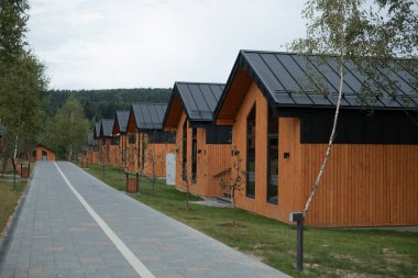 Modern ahşap kulübeler hizalanmıştı.