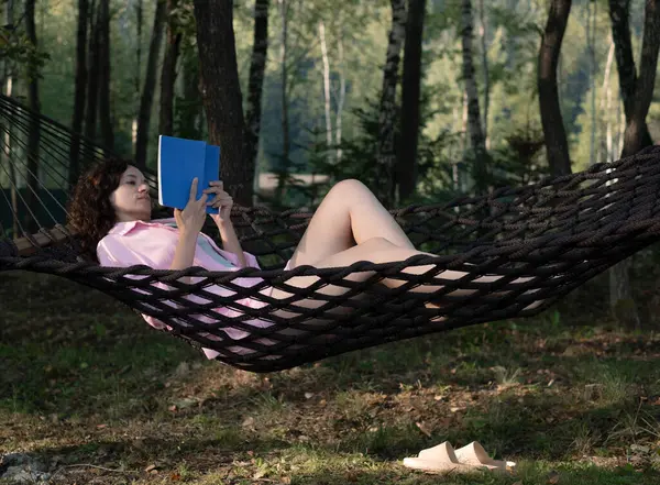 Kitap ile huzurlu hamak molası