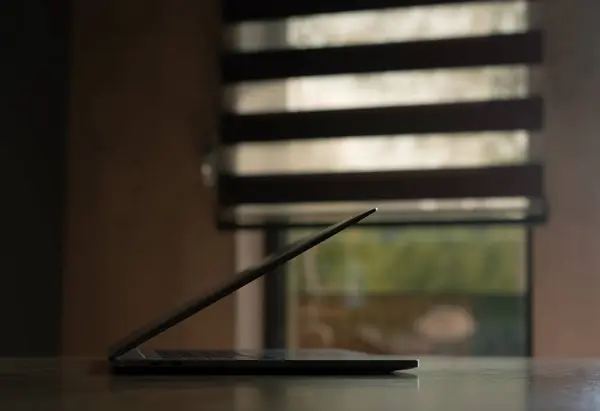 Tabloda Oda üstünde Laptop