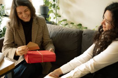 Arkadaşı tarafından hediye edilen mutlu bir kadın.