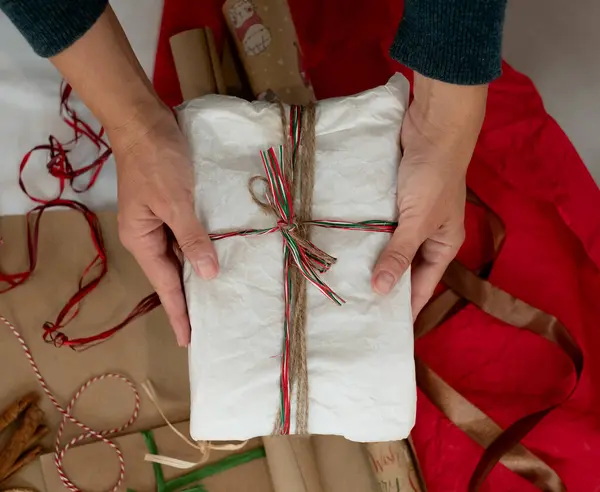 Kadın ambalaj malzemelerinin üzerinde çevre dostu hediye sunar