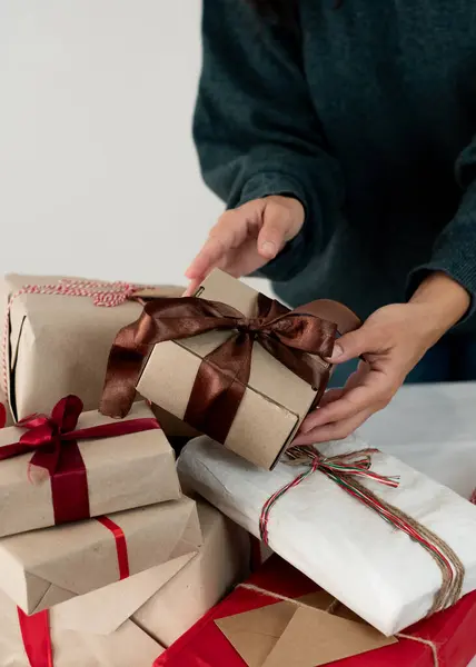 Çevre dostu hediye paketleme, kadın ellerinin Noel hediyesi.