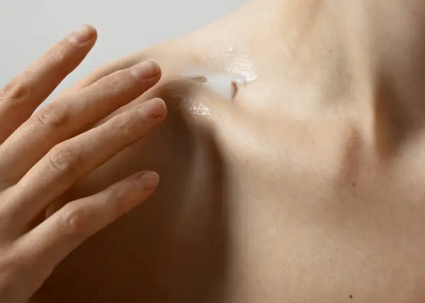 Deriyi beslemek için nemlendirici uygulanıyor.