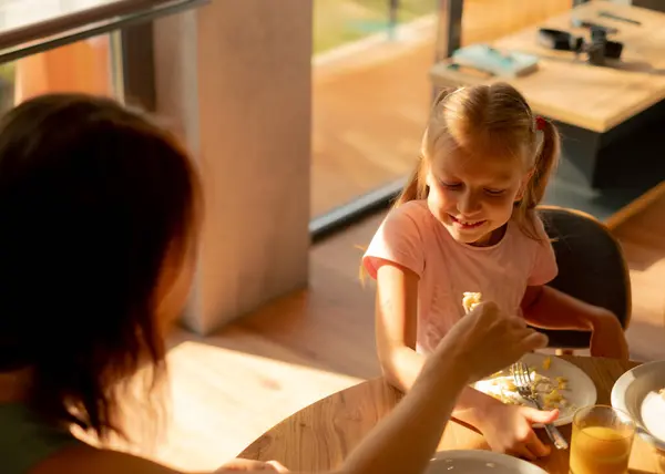 Anne ve kızı sağlıklı kahvaltı.