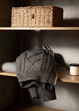 Mumlu ahşap raf ve dekoratif eşyalar.