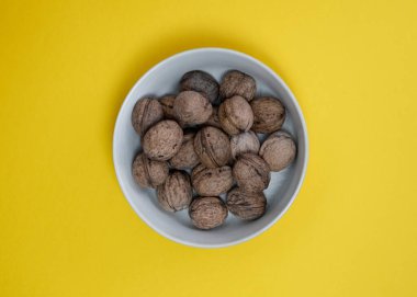 Sarı Arkaplanda Kabuklu Ceviz Kasesi