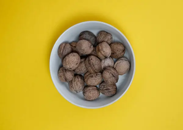 Sarı Arkaplanda Kabuklu Ceviz Kasesi