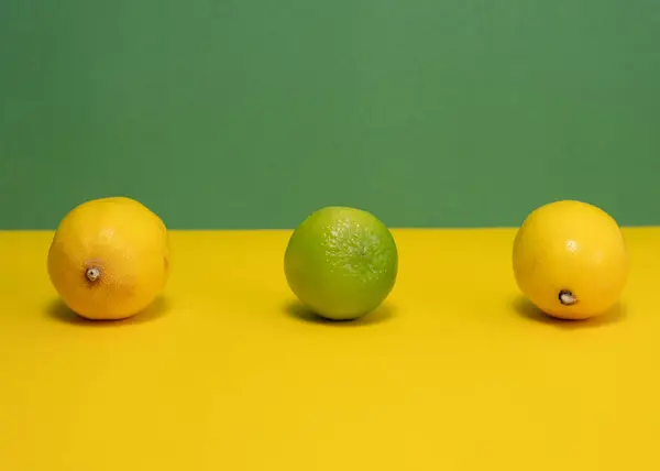 Sarı-Yeşil Arkaplanda Limonlar ve Lime